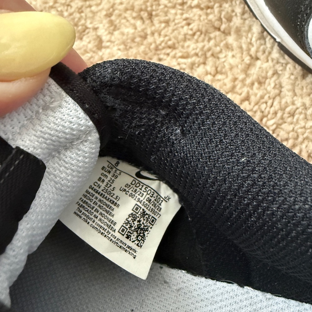 Nike Panda Dunks - Picture 6 of 6